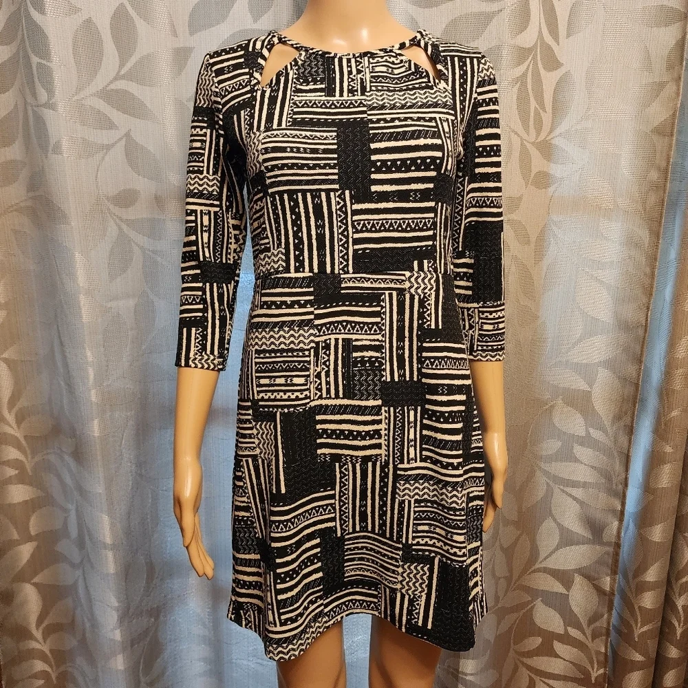 Black and White Abstract Print Dress - Picture 12 of 12